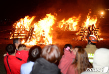 제주들불축제서 활활 타오르는 달집