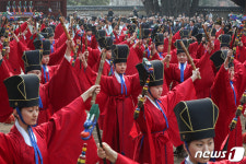팔일무 선보이는 팔일무단