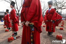 선현들 위한 팔일무 준비하는 국립국악고등학교 학생들