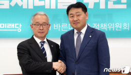 김지식 한농연 회장과 악수하는 김관영 원내대표