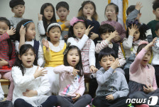 개원 축하 공연하는 꿈동산아이유치원 원아들