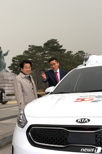 자율주행차 설명듣는 정동영 대표