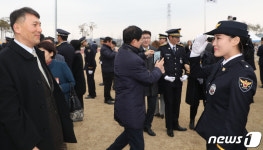 아버지께 거수경례하는 신임 경찰간부