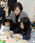 기업 기부금으로 지은 병설유치원 방문한 유은혜 부총리