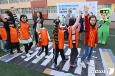 횡단보도 안전하게 건너요