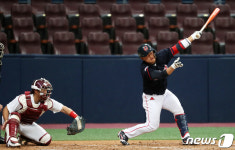 삼진 당하는 롯데 안중열