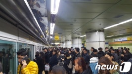 지하철 7호선 수락산~도봉산역 전동차 탈선…승객 대피 중