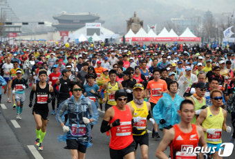 힘차게 출발하는 서울국제마라톤 참가자들