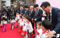 국공립 아주하나어린이집 개원식 어린이들과 함께