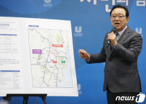 울산외곽순환도로 기자회견 하는 송철호 울산시장