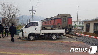 건널목 진입 트럭, 무궁화호 열차와 충돌…운전자 이송