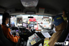 도로에 멈춘 소방차