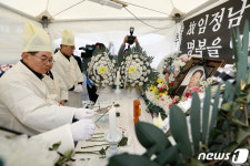 故 임정남 씨 영정에 분향하는 서울개인택시운송사업조합원들