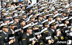 구호 외치는 해양대학교 학생들