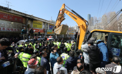 상가 진입 시도하는 개포주공1단지 재개발 조합원들