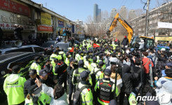 상가 진입 시도하는 개포주공1단지 재개발 조합원들