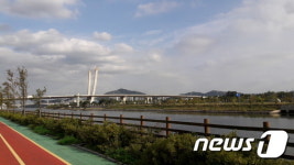 인천 아라뱃길 귤현타워 승강기 멈춰…시민 3명 20분만에 구조
