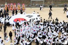 대한 독립 만세 외치는 학생들