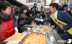 반송시장 상인 손잡은 여영국 후보