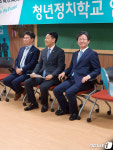 유승민, 청년정치학교 참석…선거제 이견 김관영과 나란히