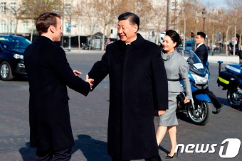 개선문 앞에서 악수하는 시진핑과 마크롱
