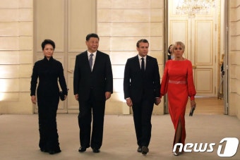 프랑스 대통령 마크롱 부부, 인도네시아 방문 중 부부 간 이야기 화제화