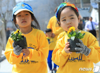 식목일 심을 소중한 꽃 화분