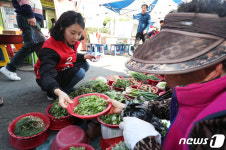 지귀시장서 강기윤 후보 유세 나선 가족