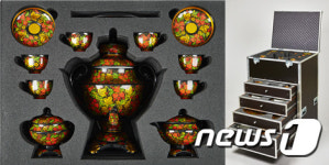 문 대통령이 푸틴 대통령에게 받은 호흘로마 식기 컬렉션