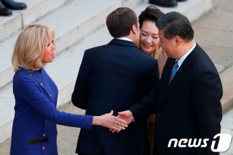 악수하는 시진핑과 브리지트 여사…포옹하는 마크롱과 펑리위안