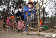 한발 한발, 조심 조심