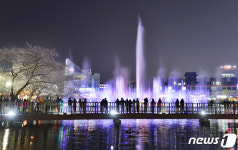 벚꽃에 음악분수까지…광주 운천저수지 장관