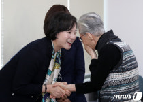 어르신들과 인사나누는 유은혜 부총리