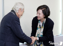 어르신들과 인사나누는 유은혜 부총리