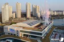 호수 옆에 지어진 수원컨벤션센터