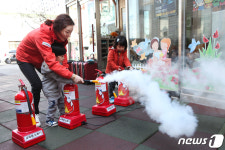 소화기 사용법 배우는 어린이들