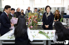 원예 수업 들러보는 유은혜 부총리
