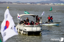 어로 한계선으로 이동하는 어선들