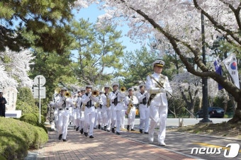 벚꽃과 해군 군악대 퍼레이드