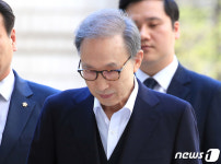 항소심 공판 출석하는 이명박
