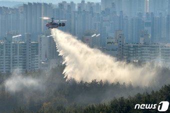 포항 도심에 물폭탄 쏟아붙는 산불진화헬기