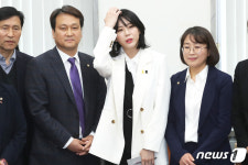 국회서 발언하는 윤지오