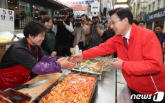 창원 반송시장 찾은 황교안 대표