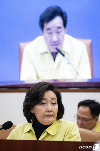 총리 발언 경청하는 박영선 중소벤처기업부 장관