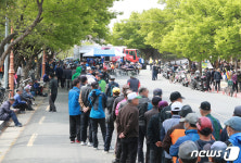 봄철 붐비는 무료급식소