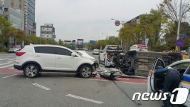 신호위반 경차, 맞은편 차 받은 뒤 넘어져…2명 경상