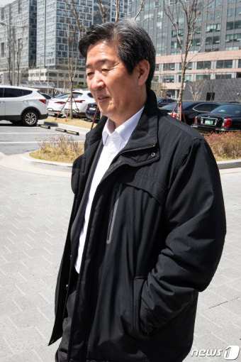 '세월호 5주기' 공판 정회 후 법원 나서는 윤학배 전 차관