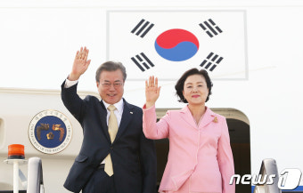 文대통령, 취임 후 첫 중앙아 순방길…투르크메니스탄 도착