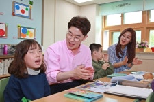 롯데홈쇼핑, 쇼호스트가 만든 오디오북 국립 서울맹학교에 전달