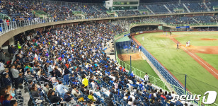 응원열기로 가득찬 포항 야구장